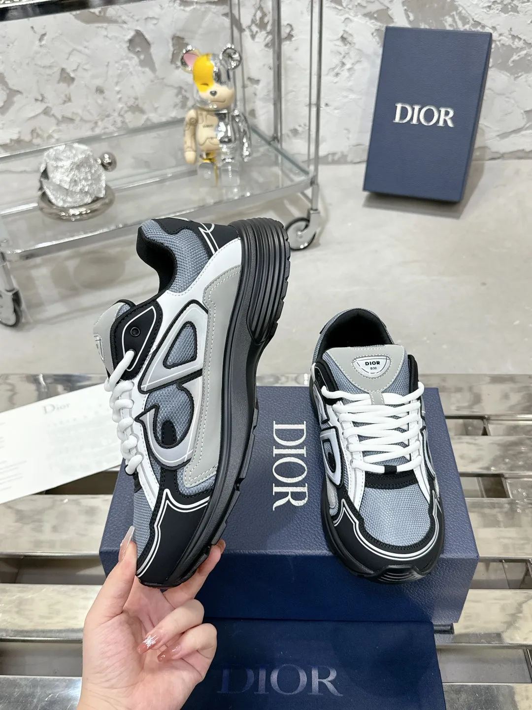 Men's men's shoes 💰600❤️❤️❤️High version Dior Dior's latest color matching B30 series reflective dad sneakers original 17380💰 purchased for development and production Brand new B30 sneakers Dad Shoes style shoes that follow the trend of the retro market The Dior logo on the tongue also indicates that this pair of shoes is the B30 model! B30 uses fine-textured leather and mesh cloth materials to form a shoe body. There are conspicuous letters CD on both sides of the shoe body to indicate identity. Many lines on the shoe body outline details to make the shoes look less monotonous and full of retro flavor. The delivery counter is exquisitely packaged🛍📦 ▪️Fabric: Original customized technical fabric + mesh ▪️Inner lining: Customized breathable lining ▪️Outsole: Original molded IP foam + TPU outsole ▪️Sole thickness: 3.5CM ▪️Size: Women’s size 35-40 / Men’s size 39-46